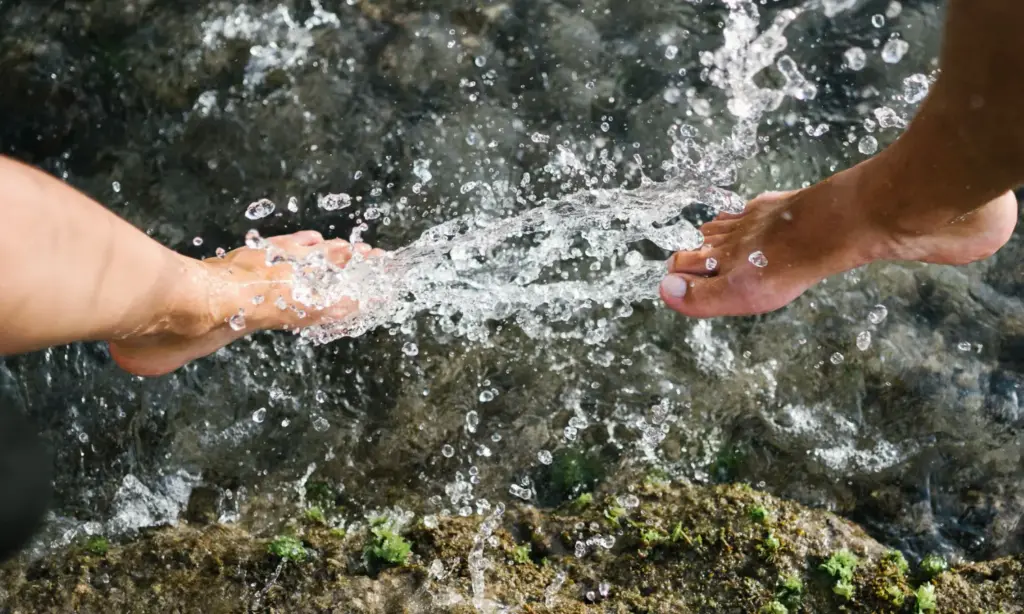 Füße im Wasser -erfrischendes Fußbad für müde Füße