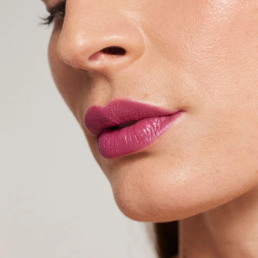 Schöne Lippen mit dem ColorLuxe Lippenstift von janeiredale in der Farbe Mulberry - bei Claresco Cosmetic kaufen