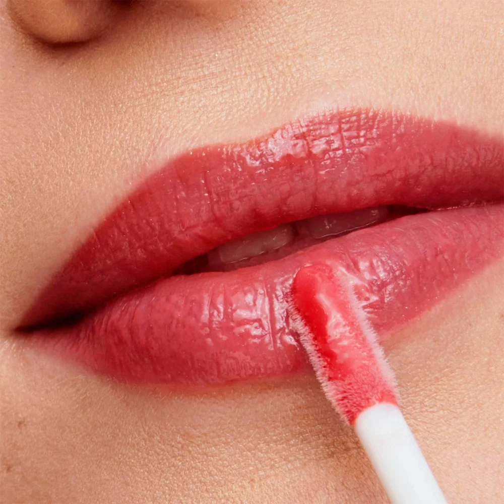 Lippen mit HydroPure Hyaluronic Lip Gloss - Berry Red - von Jane Iredale Mineral Make Up - bei Claresco Cosmetic online kaufen!