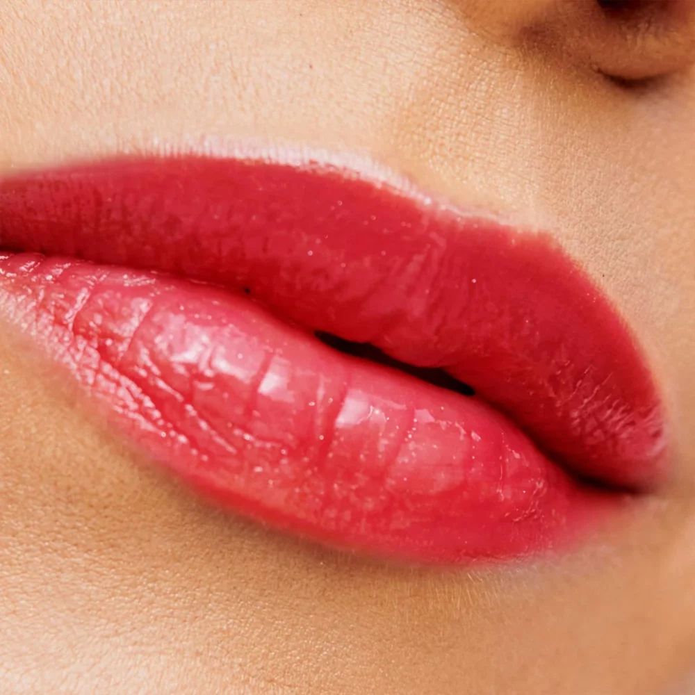 Lippen mit HydroPure Hyaluronic Lip Gloss - Berry Red - von Jane Iredale Mineral Make Up - bei Claresco Cosmetic online kaufen!