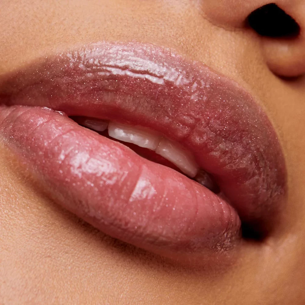 Lippen mit HydroPure Hyaluronic Lip Gloss - Cosmo - von Jane Iredale Mineral Make Up - bei Claresco Cosmetic online kaufen!