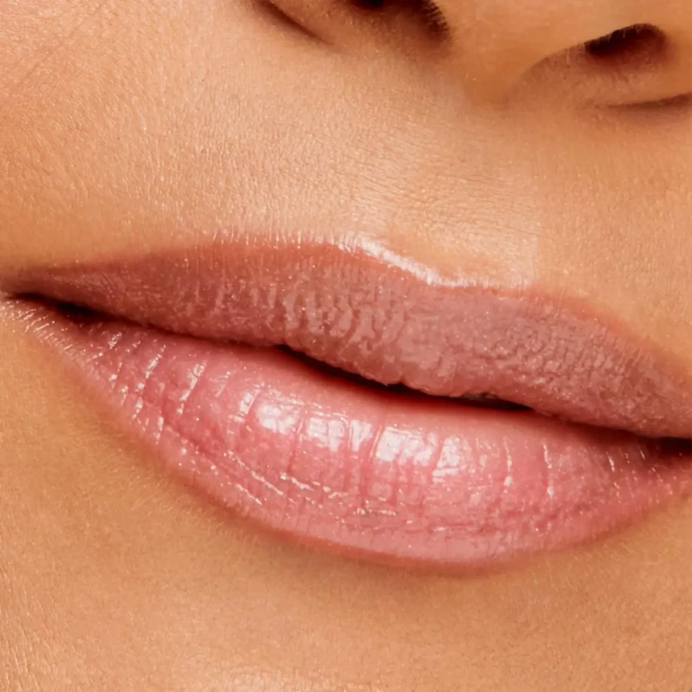 Lippen mit HydroPure Hyaluronic Lip Gloss -Pink Glacé- von Jane Iredale Mineral Make Up - bei Claresco Cosmetic online kaufen!