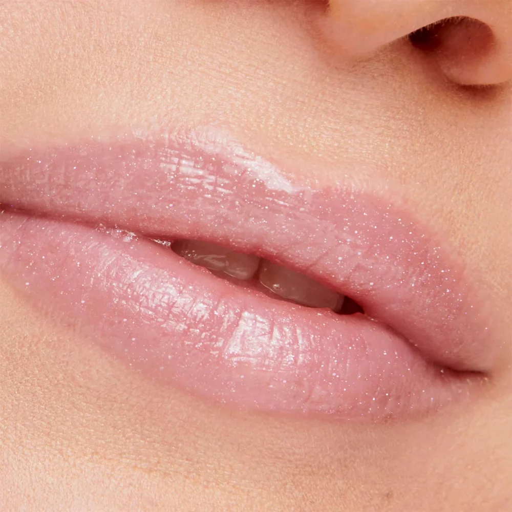 Lippen mit HydroPure Hyaluronic Lip Gloss - Snow Berry - von Jane Iredale Mineral Make Up - bei Claresco Cosmetic online kaufen!